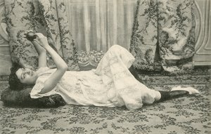 Kız, yerde yatarken, başının üstünde bir top tutuyor (s/b fotoğraf) by French Photographer