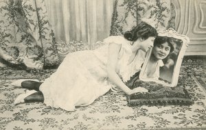 Aynada kendine gülümseyen kız (s/b fotoğraf) by French Photographer