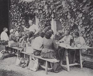 Öğle yemeği yiyen üzüm toplayıcıları (s/b fotoğraf) by French Photographer