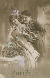 Romantik çiftin ökseotu tutan yeni yıl tebrik kartı, 1913 (el renkli fotoğraf) by French Photographer