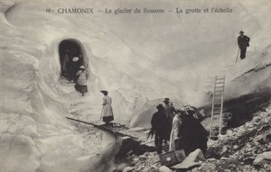 Buz mağarası ve merdiveni, Bossons Glacier, Chamonix, Fransa (s/b fotoğraf) by French Photographer