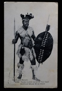 Kiki, kırık cam üzerinde çıplak ayakla performans sergileyen dansçı, Buffalo Bill (William Frederick Cody) by French Photographer