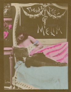 Lina, yatakta gazete okuyan kız by French Photographer