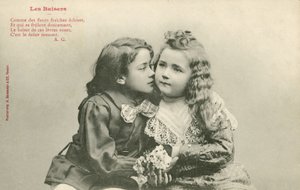 Küçük çocuk küçük bir kızı öpüyor (s/b fotoğraf) by French Photographer
