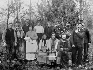 Aileleriyle birlikte ağaç kesme kampı, Chaumont bölgesi, Haute Marne, yaklaşık 1880. Ducos Koleksiyonu. by French Photographer