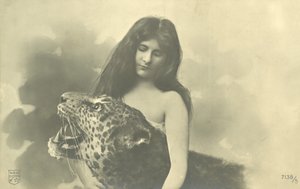 Doldurulmuş leoparın etrafında kolları olan uzun saçlı kız (s/b fotoğraf) by French Photographer