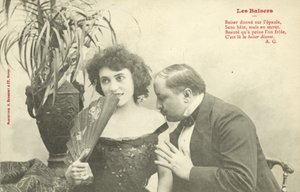 Bir kadının omzunu öpen adam (s/b fotoğraf) by French Photographer