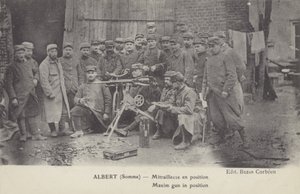 Maxim silahı yerinde, Albert, Somme, Birinci Dünya Savaşı (s/b fotoğraf) by French Photographer