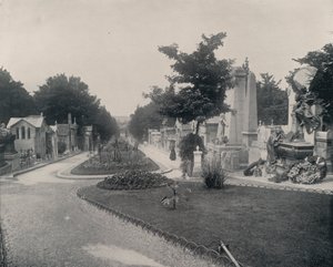 Paris: Pere-Lachaise Mezarlığındaki Ana Cadde (s/b fotoğraf) by French Photographer