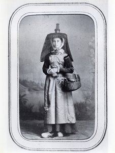 Fransız bölgesel kostümünü gösteren fotoğraflı kartvizit, c.1860-70 (s/b fotoğraf) by French Photographer