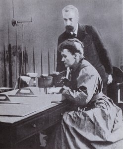 Radium'u keşfeden Pierre ve Marie Curie, Paris Üniversitesi'ndeki laboratuvarlarında, 1898 by French Photographer