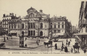 Place du Ralliement, tiyatro ve Chaussee Saint-Pierre, Angers, Fransa by French Photographer