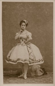 Bir dansçının portresi (s/b fotoğraf) by French Photographer