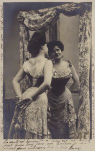 Aynada kendine hayran olan güzel kız by French Photographer