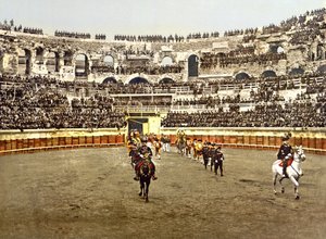 Nîmes Amfitiyatrosunda matadorların alayı, 1890-1900 by French Photographer