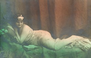 uzanmış kız, okuma by French Photographer