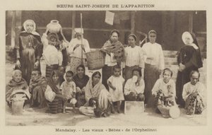 Burma, Mandalay, St Joseph Rahibeleri tarafından işletilen bir yetimhanenin sakinleri (s/b fotoğraf) by French Photographer