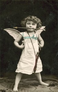 Ağzında bir ok olan Cupid gibi giyinmiş küçük çocuk by French Photographer