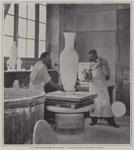 Fransa, Sevres porselen fabrikasında bir vazoya sprey emaye kaplama (s/b fotoğraf) by French Photographer