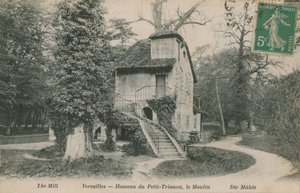 Petit Trianon yakınlarındaki Chateau de Versailles parkında Marie Antoinette için inşa edilmiş rustik bir sığınak olan Hameau de la reine'deki değirmen. 1913 yılında gönderilen kartpostal. by French Photographer