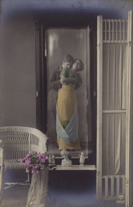 Öpüşen genç bir çiftin aynadaki yansıması (renkli fotoğraf) by French Photographer