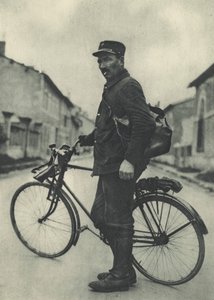 Bu Fransız postacı bisikletini çok kullanışlı buluyor by French Photographer