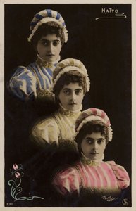 Üç özdeş kadın kafaları by French Photographer