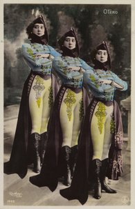 Üç özdeş kadın by French Photographer