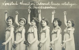 Gülümseyen genç kadın dansçılar topluluğu by French Photographer