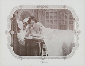 Yatakta dinlenen kadın (s/b fotoğraf) by French Photographer