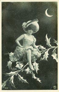 Holly (s/b fotoğraf) bir dalı üzerinde oturan kadın by French Photographer