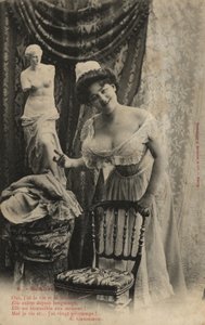Venüs De Milo heykeli olan kadın by French Photographer