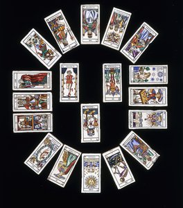 Marsilya Tarot kartları destesi ile dekore edilmiş bir Fransız taş karo paneli, 20. yüzyıl by French School