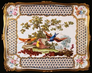 Bir manzarada üç egzotik kuşla süslenmiş bir Louis XV Sevres tepsisi, bir masanın üstünü oluşturan bir kafe, 1761 by French School