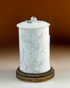Art France: altın bronz üzerine monte edilmiş tütün kabı. Saint Cloud'un yumuşak porseleni by French School