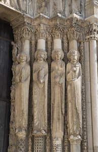 Katedral de chartres, kraliyet kapısının orta bölmesinin sağındaki yangın detayı, soldan sağa, bir peygamber, Kral David, bir Kraliçe, Süleyman by French School