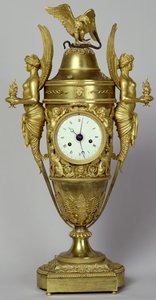 Kartallı saat vazo, c.1800 (altın yaldızlı bronz) by French School