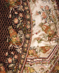 Fildişi saten işlemeli en-suite ceket, pantolon ve belden oluşan, kahverengi kesim kadifeden muhteşem bir takım elbisenin detayı, c.1760 by French School