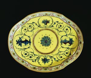 Sarı fonlu tabak, Sevr Atölyesi (porselen)