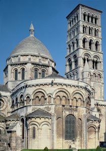 Absidyal şapelleri ve çan kulesiyle birlikte chevetin dış görünümü, c.1125-1135 inşa edilmiştir. by French School
