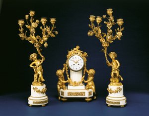 Bir şömine saati ve bir çift dört ışıklı şamdan içeren Black, Starr ve Frost tarafından perakende olarak satılan garnitür, c.1875-1900 by French School