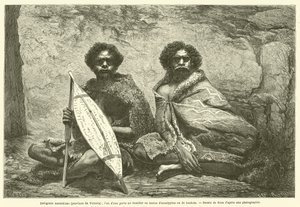 Avustralya Yerlileri (Victoria Eyaleti); bunlardan biri okaliptüs veya banka kabuğundan yapılmış bir kalkan taşıyor (gravür) by French School
