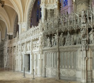 Koronun bir detayı ile chartres katedralinin iç görünümü by French School