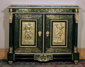 Louis XIV tarzı dolap, boulle işlemeli kapılar ve ormolu kabartmalar