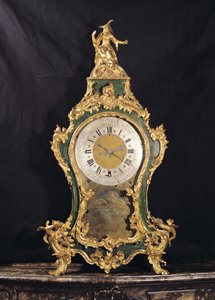 Çinli bir adam tarafından üstlenilen Louis XV Tarzı saat (ormolu)