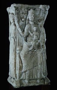 Madonna ve Çocuk, dikdörtgen bir sütundan kabartma (mermer) by French School