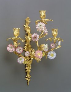 Bir Çift Louis XV Üç Dallı duvar lambasından biri, c1750 (ormolu ve Vincennes porseleni)