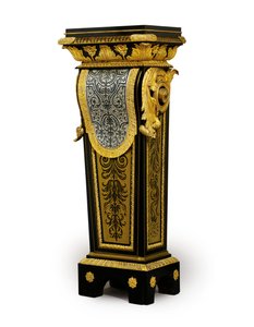 Muhtemelen Claude-Francois Julliot tarafından yaptırılan bir çift Louis XV kakma kaidesinden biri, c.1750-60 (ormolu monte Boulle kalay, pirinç işlemeli boynuz ve kaplumbağa kabuğu) (ayrıca bkz. 469020) by French School