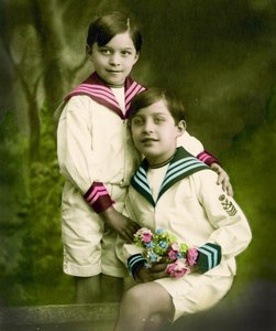 İki erkek çocuğun portresi c.1898 (el ile renklendirilmiş fotoğraf) by French School