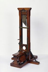 Bir giyotinin küçültülmüş modeli (ahşap ve metal) (ayrıca bkz. 216411)